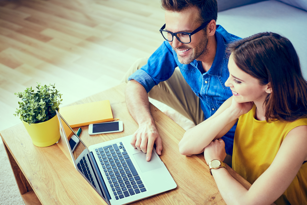 Couple looking for new home online ©baranq