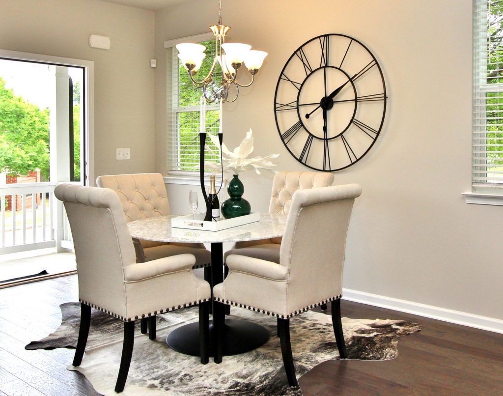 a dining room in Hawthorne at the Villages of East Point