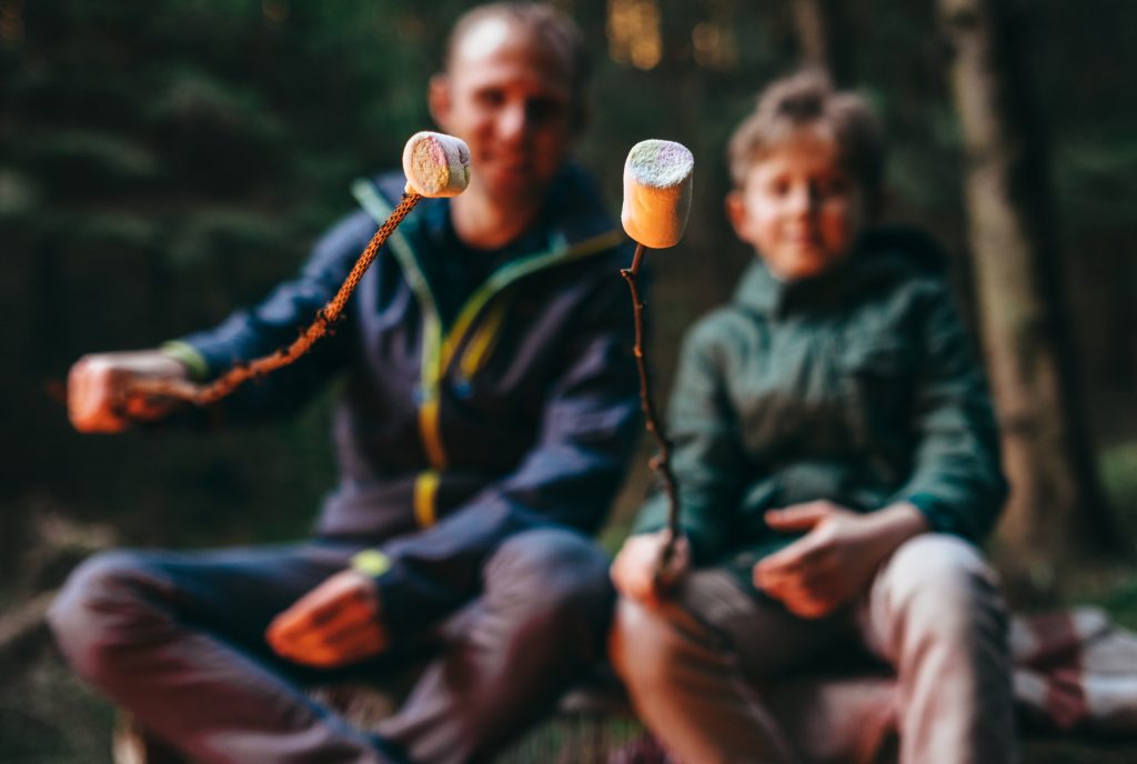 roasting marshmallows at a campsite soloway © 123rf