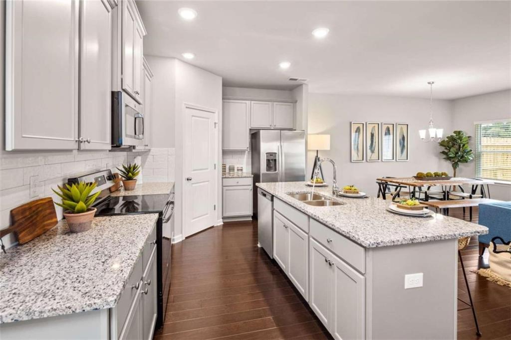 A kitchen in Pinnacle Point new townhomes in Atlanta