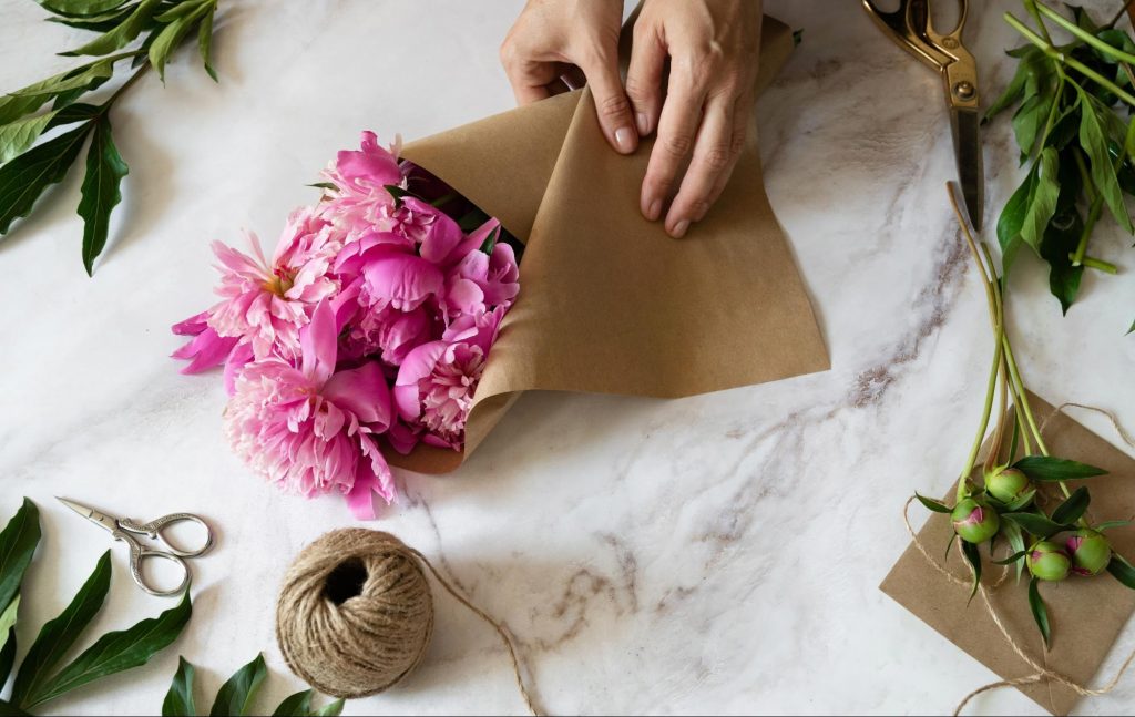 someone making something with flowers and cardstock
©svetlaya_strana_omsk