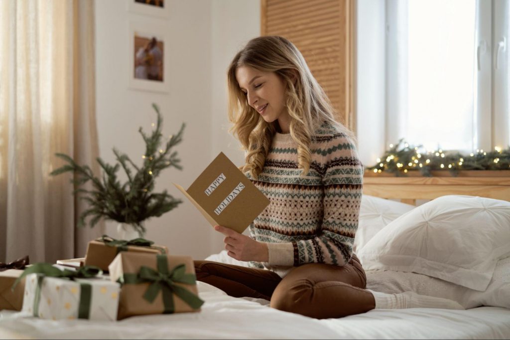 Woman reading a handwritten welcome note in a holiday guest room.
© gpointstudio