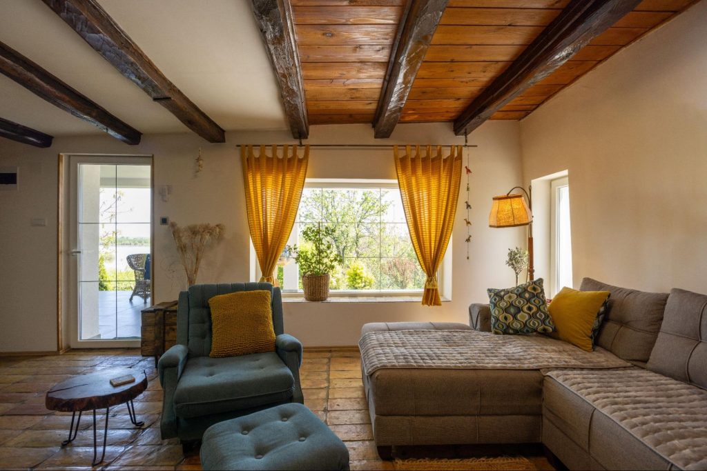 Cozy, nostalgic living room with warm lighting, layered furniture, and a lived-in feel.
©Edvard Nalbantjan